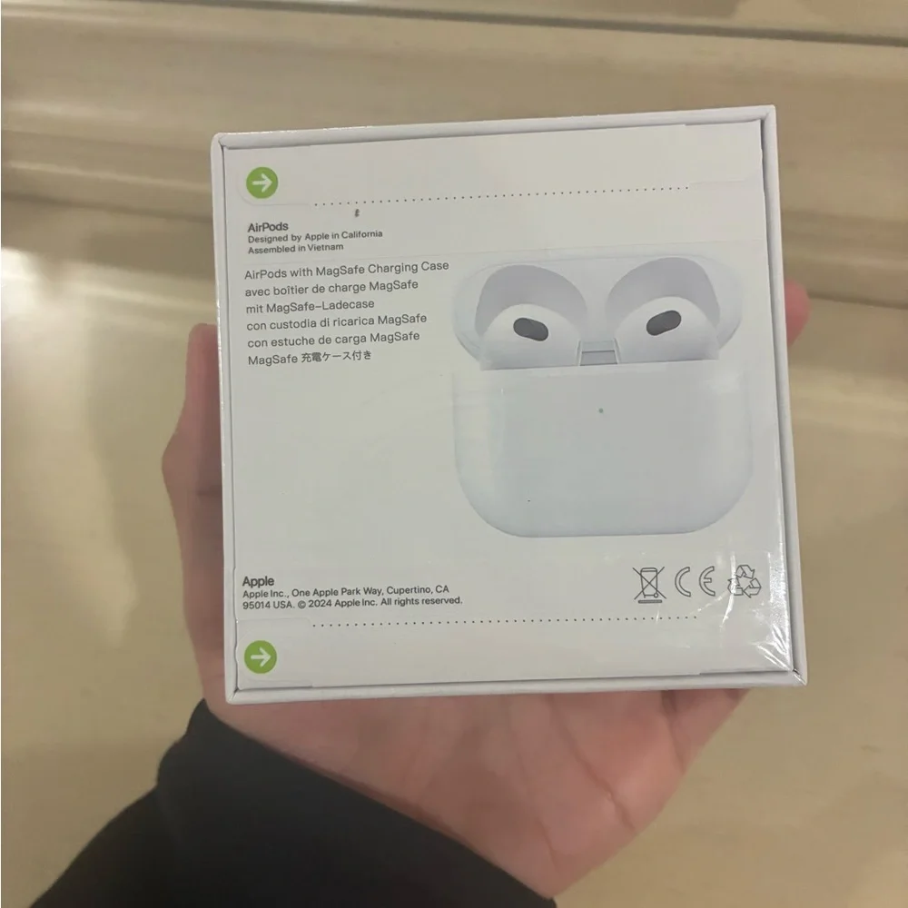 Apple Wireless Earbuds in White